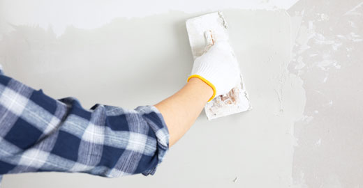 攝圖網_501581687_裝修工人擦墻膩子手部特寫(企業商用)(1)